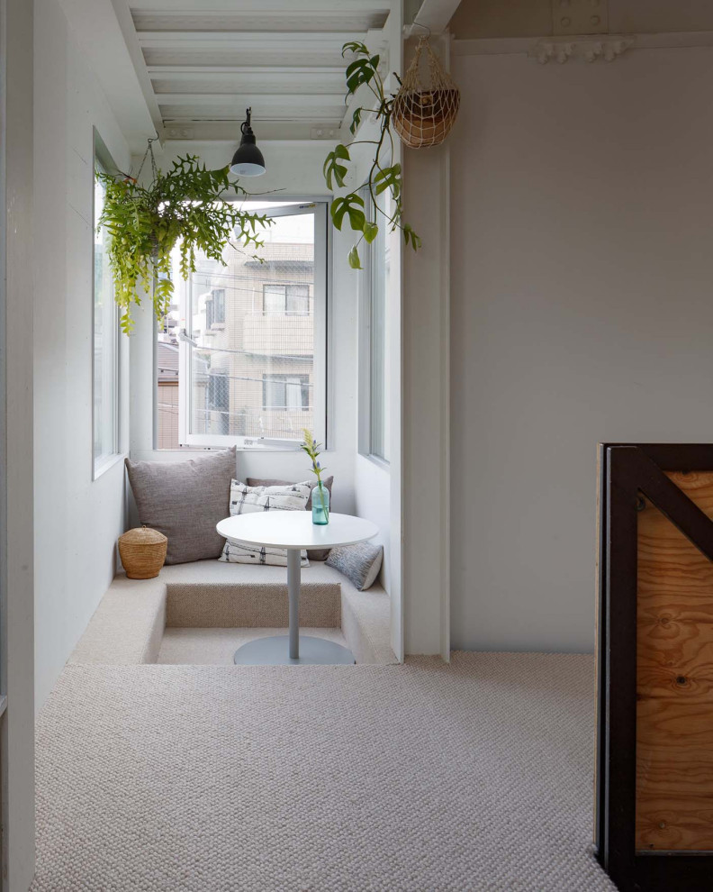 Idee per un piccolo angolo colazione etnico con pareti bianche, moquette e pavimento grigio