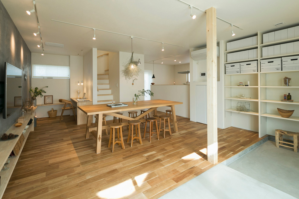 Idee per una piccola sala da pranzo aperta verso il soggiorno eclettica con pareti multicolore, pavimento in legno massello medio e pavimento marrone