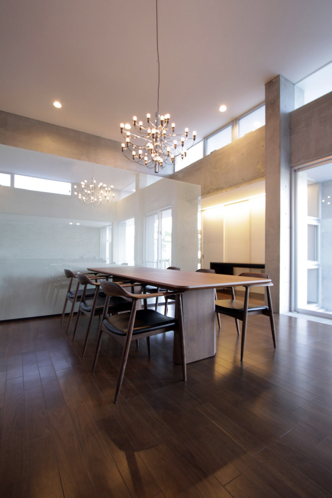 Idee per una grande sala da pranzo moderna chiusa con pareti grigie, pavimento in compensato e pavimento marrone
