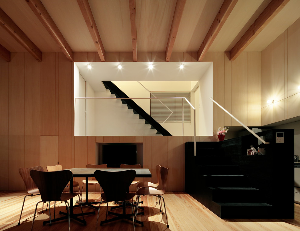 Modernes Esszimmer mit beiger Wandfarbe, hellem Holzboden und beigem Boden in Tokio