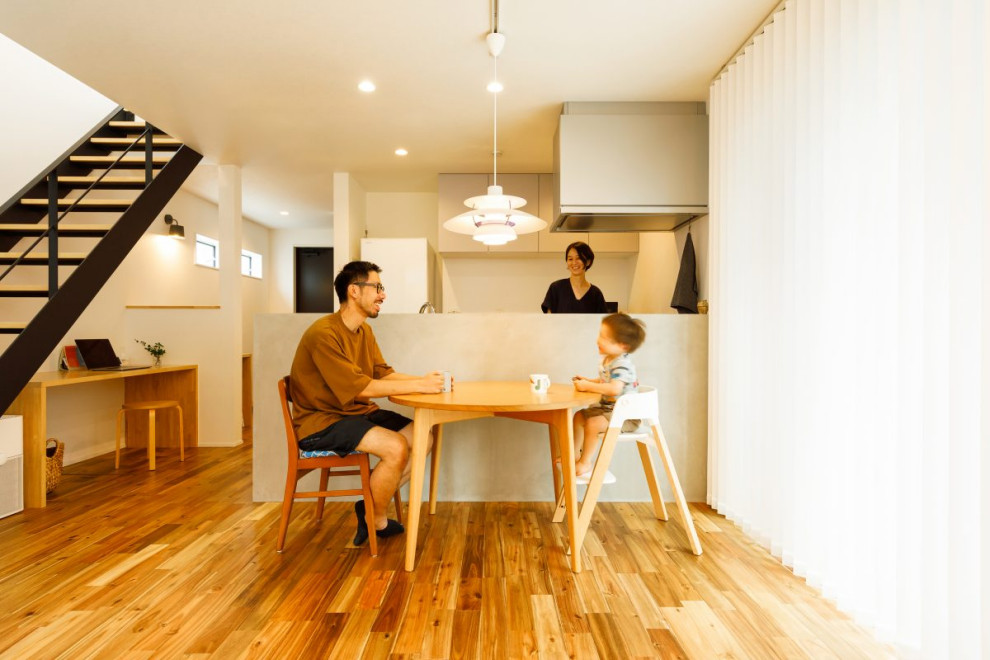Diseño de comedor industrial de tamaño medio abierto con paredes blancas, suelo de madera en tonos medios, suelo marrón, papel pintado y papel pintado