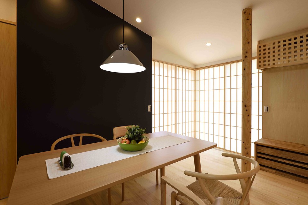 Idées déco pour une salle à manger ouverte sur le salon montagne de taille moyenne avec un mur blanc, parquet en bambou et un sol beige.