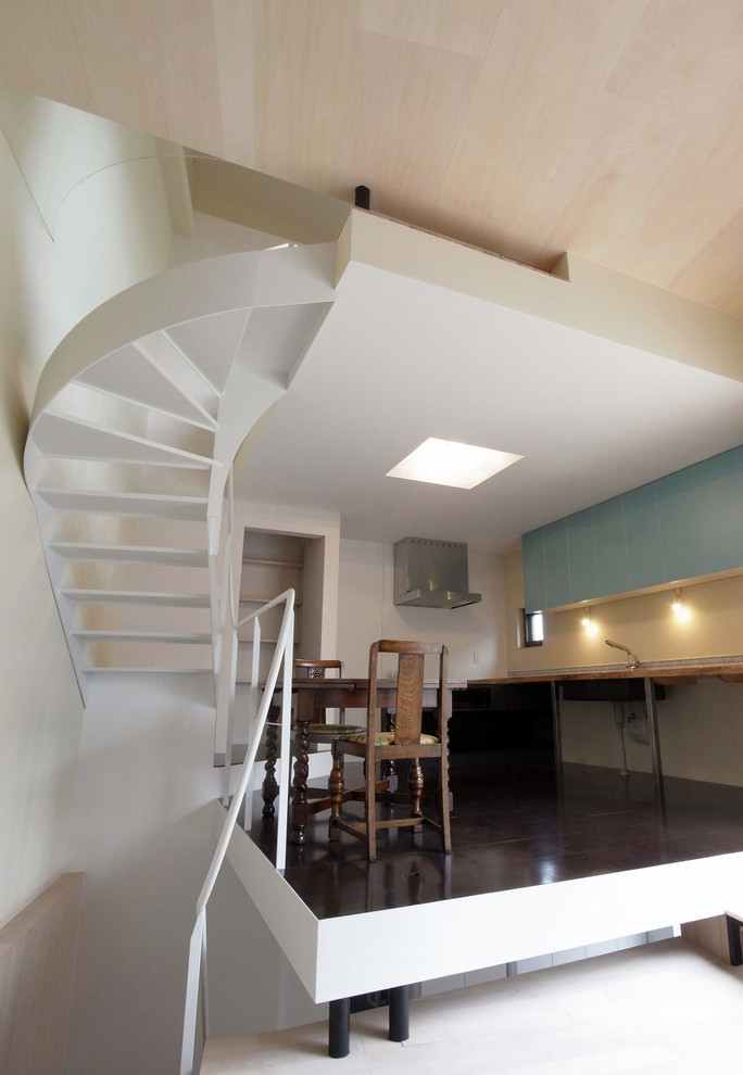 Идея дизайна: кухня-столовая в стиле модернизм с белыми стенами, пробковым полом и коричневым полом