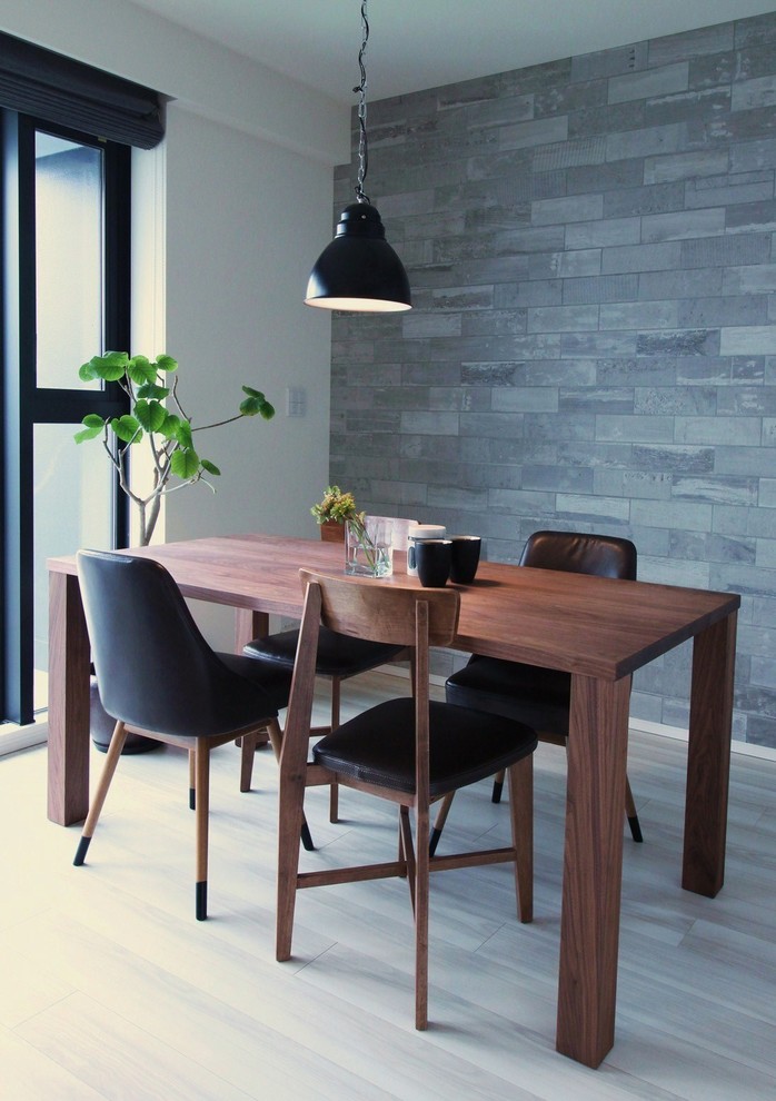 Modelo de comedor contemporáneo pequeño con paredes grises y suelo de madera clara