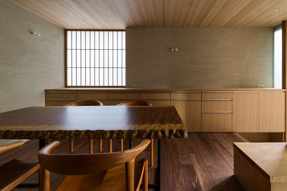Idee per una sala da pranzo etnica con pareti beige e pavimento in compensato