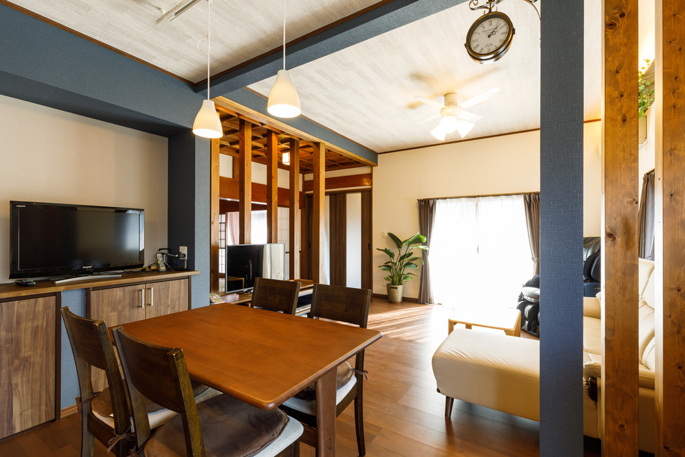 Großes Asiatisches Esszimmer ohne Kamin mit braunem Boden, blauer Wandfarbe und braunem Holzboden in Sonstige