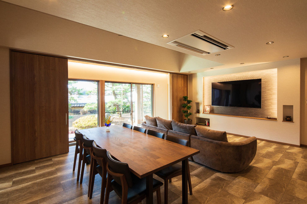 Idee per una sala da pranzo aperta verso il soggiorno minimalista con pareti bianche, pavimento in legno verniciato e pavimento marrone
