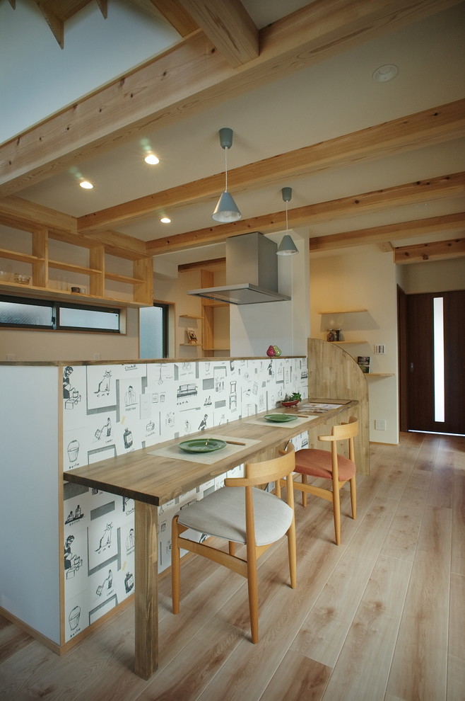 Idées déco pour une salle à manger ouverte sur le salon contemporaine avec un mur blanc, parquet clair et un sol beige.