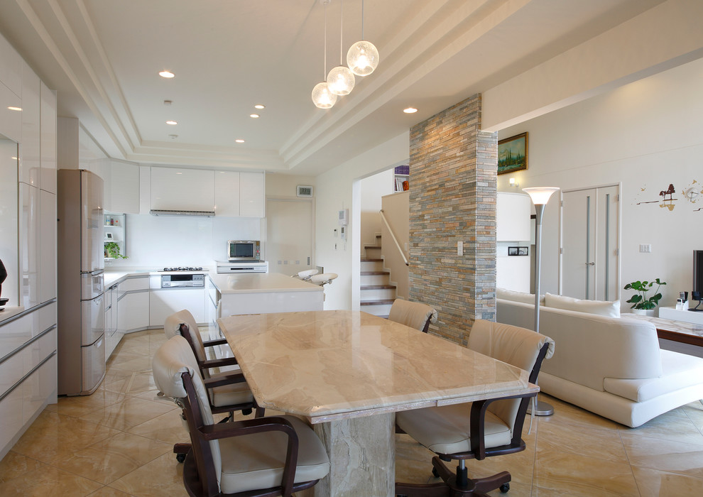 Foto de comedor moderno abierto con paredes blancas, suelo de mármol y suelo marrón