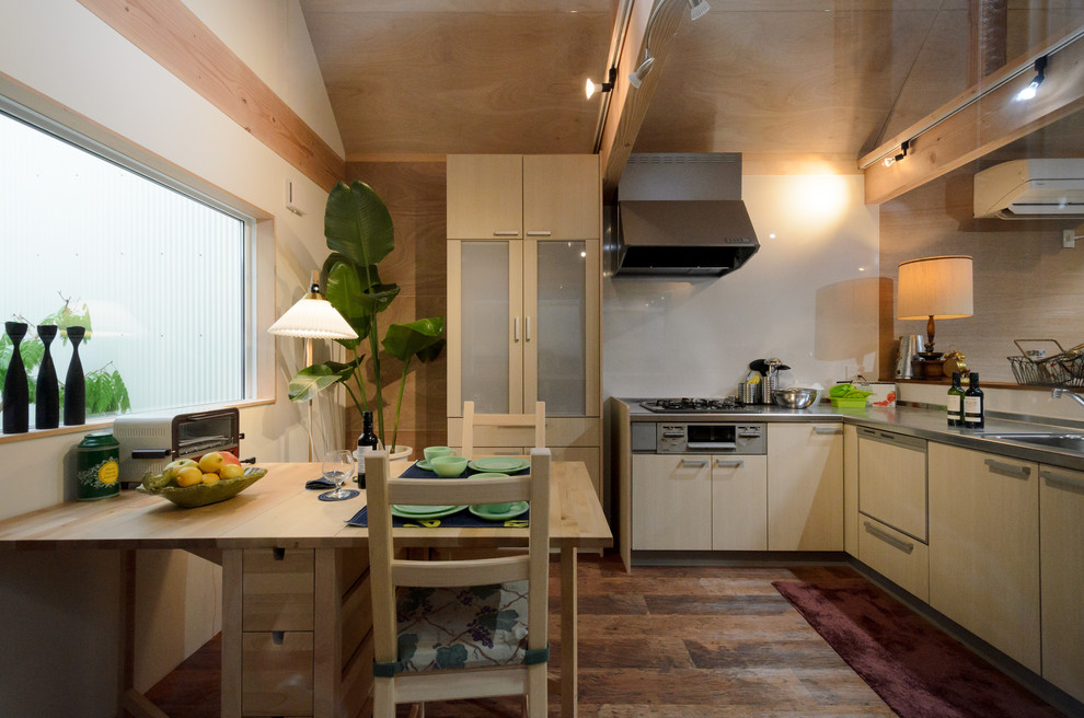 他の地域にあるアジアンスタイルのおしゃれなダイニングキッチン (ベージュの壁、濃色無垢フローリング、茶色い床) の写真