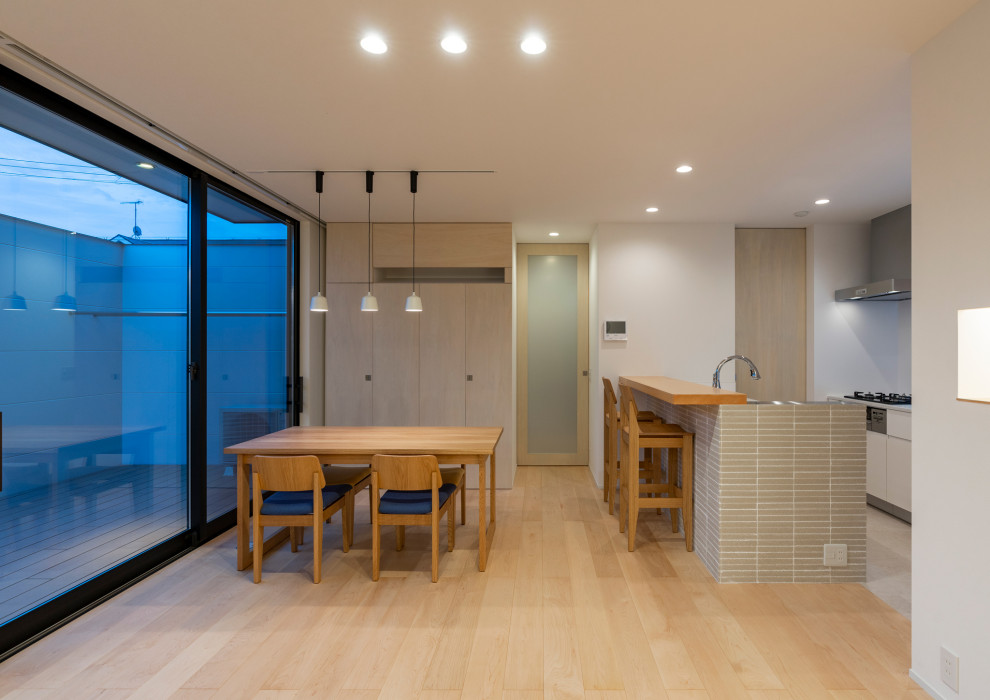 Dining room - mid-sized scandinavian dining room idea in Kobe