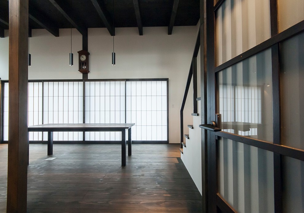 Inspiration pour une salle à manger ouverte sur le salon asiatique de taille moyenne avec un mur blanc et parquet foncé.