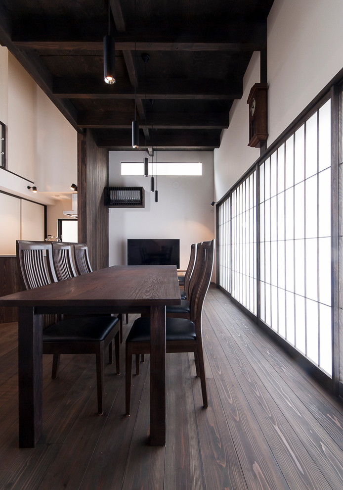 Inspiration för mellanstora asiatiska matplatser med öppen planlösning, med vita väggar och mörkt trägolv