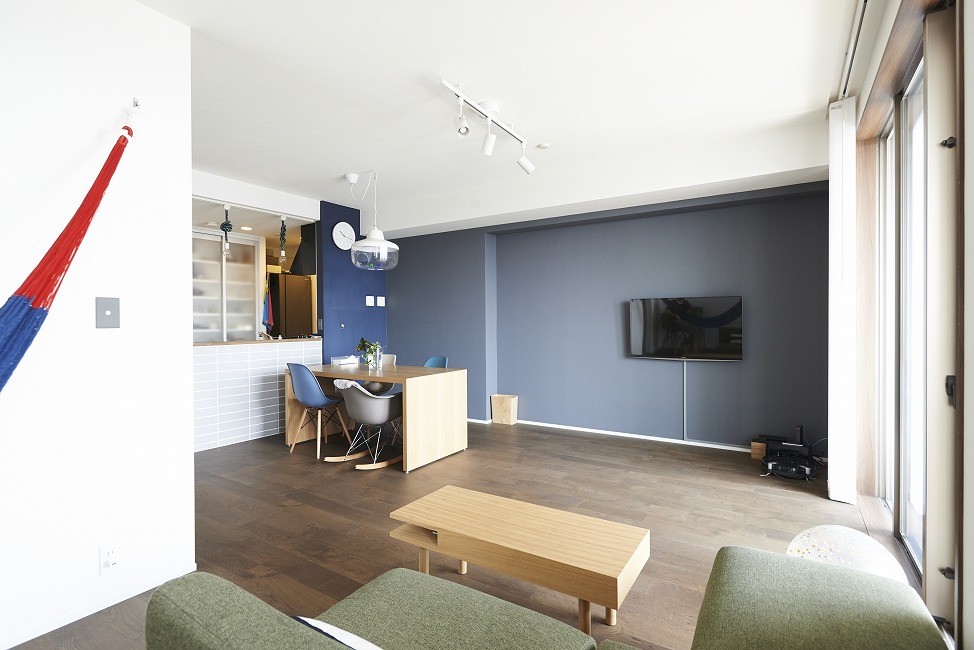 Exemple d'une salle à manger ouverte sur le salon tendance de taille moyenne avec un mur blanc, un sol en contreplaqué, aucune cheminée et un sol marron.