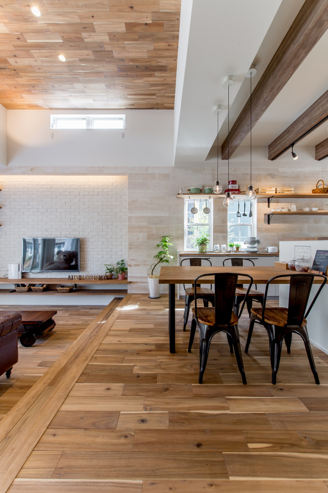 Источник вдохновения для домашнего уюта: гостиная-столовая с деревянным потолком, белыми стенами и паркетным полом среднего тона