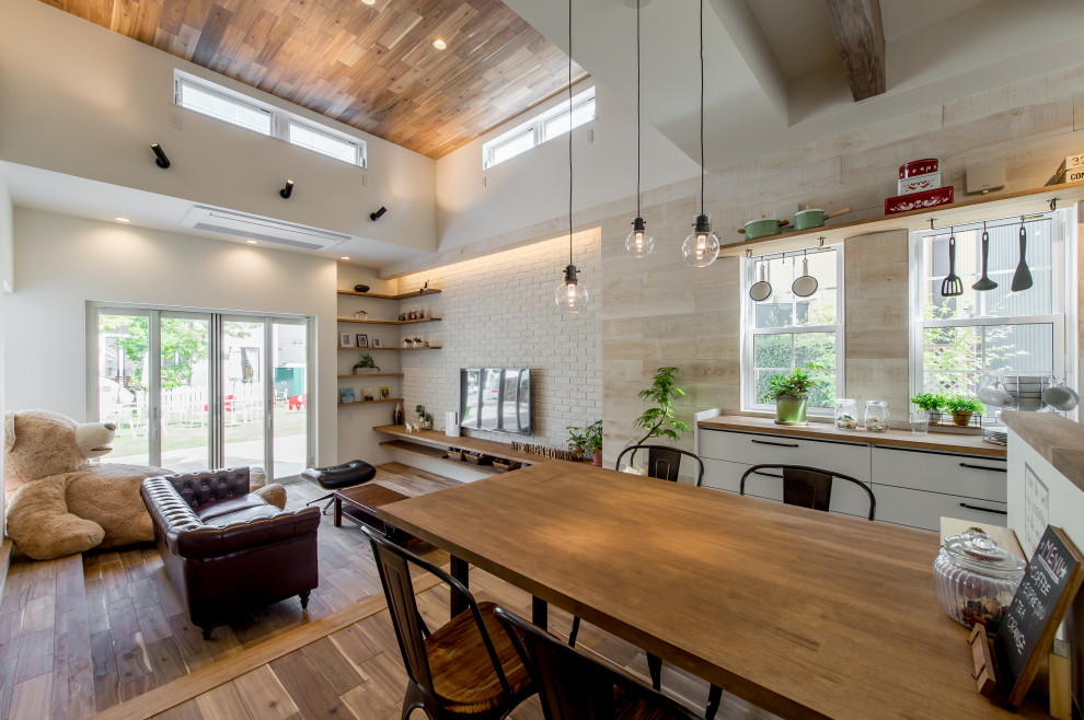 Immagine di una sala da pranzo con pavimento in legno massello medio, soffitto in legno e pareti in legno
