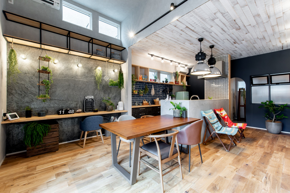 Photo of a world-inspired dining room in Nagoya with medium hardwood flooring.