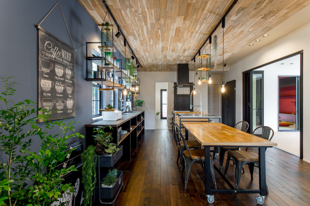 Idee per una sala da pranzo etnica con parquet scuro e soffitto in legno