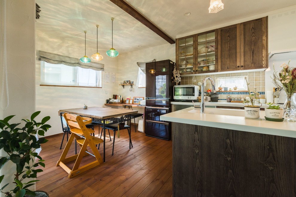 Idéer för att renovera ett rustikt kök med matplats, med mörkt trägolv, brunt golv och vita väggar