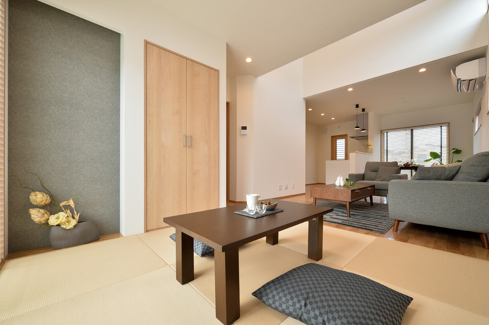 Modelo de comedor de estilo zen con paredes blancas, tatami y suelo marrón