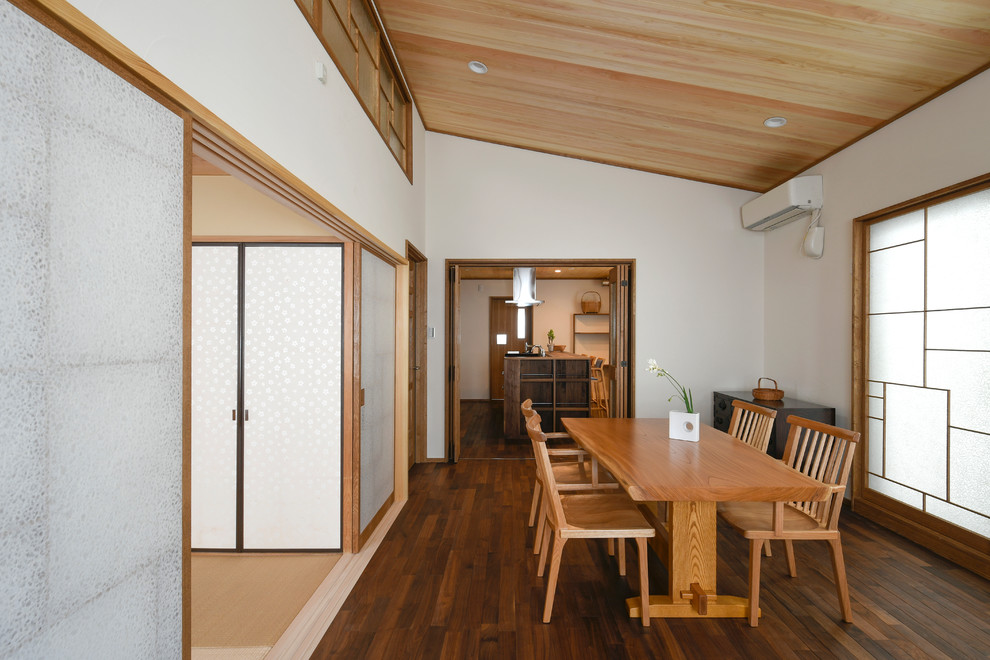Idéer för orientaliska matplatser med öppen planlösning, med vita väggar, mörkt trägolv och brunt golv