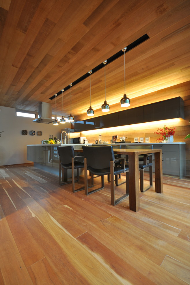 Idéer för att renovera ett 60 tals kök med matplats, med vita väggar, mellanmörkt trägolv och orange golv
