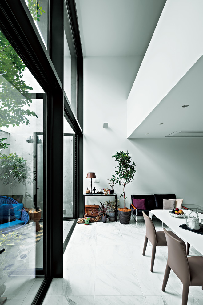 Offenes Modernes Esszimmer mit weißer Wandfarbe und weißem Boden in Tokio