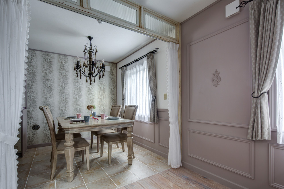 Cette image montre une salle à manger traditionnelle avec un mur violet, tomettes au sol et un sol beige.