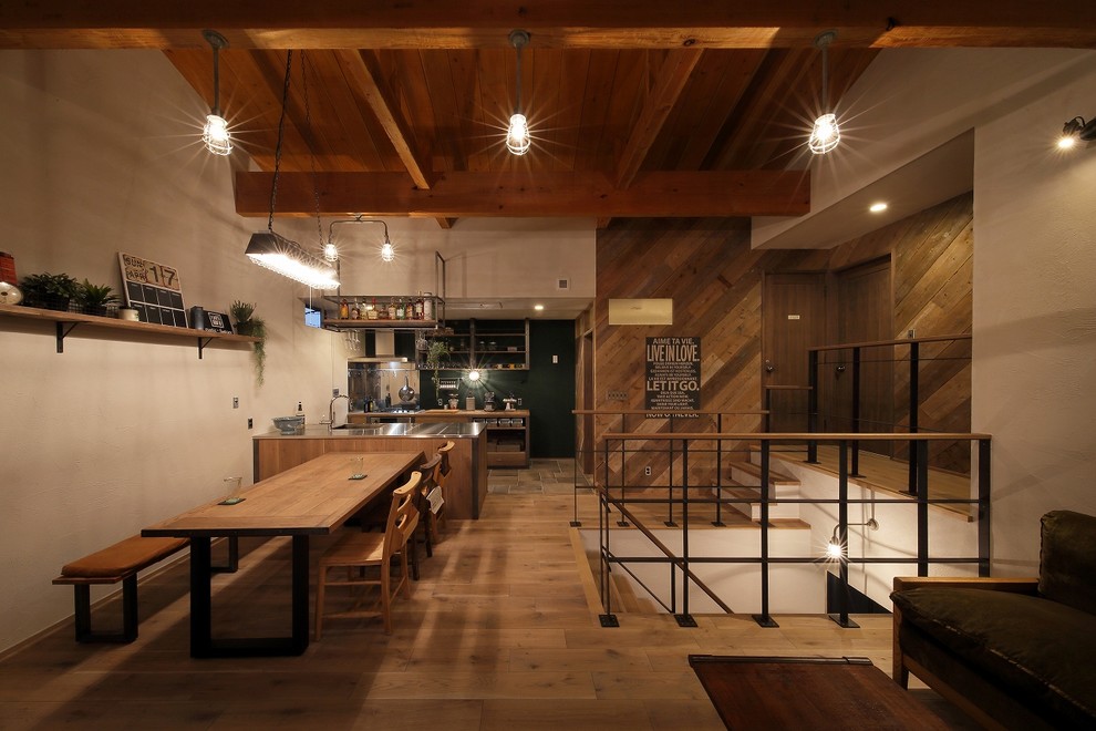 Foto de comedor industrial de tamaño medio abierto con paredes multicolor, suelo de madera en tonos medios y suelo marrón