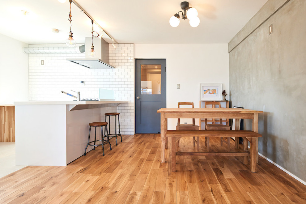 Источник вдохновения для домашнего уюта: гостиная-столовая в стиле лофт с разноцветными стенами, паркетным полом среднего тона и коричневым полом
