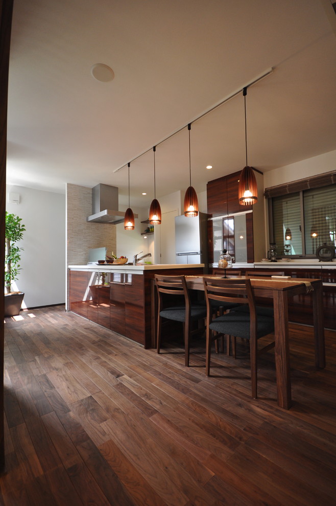 Inspiration för moderna kök med matplatser, med vita väggar, mörkt trägolv och brunt golv