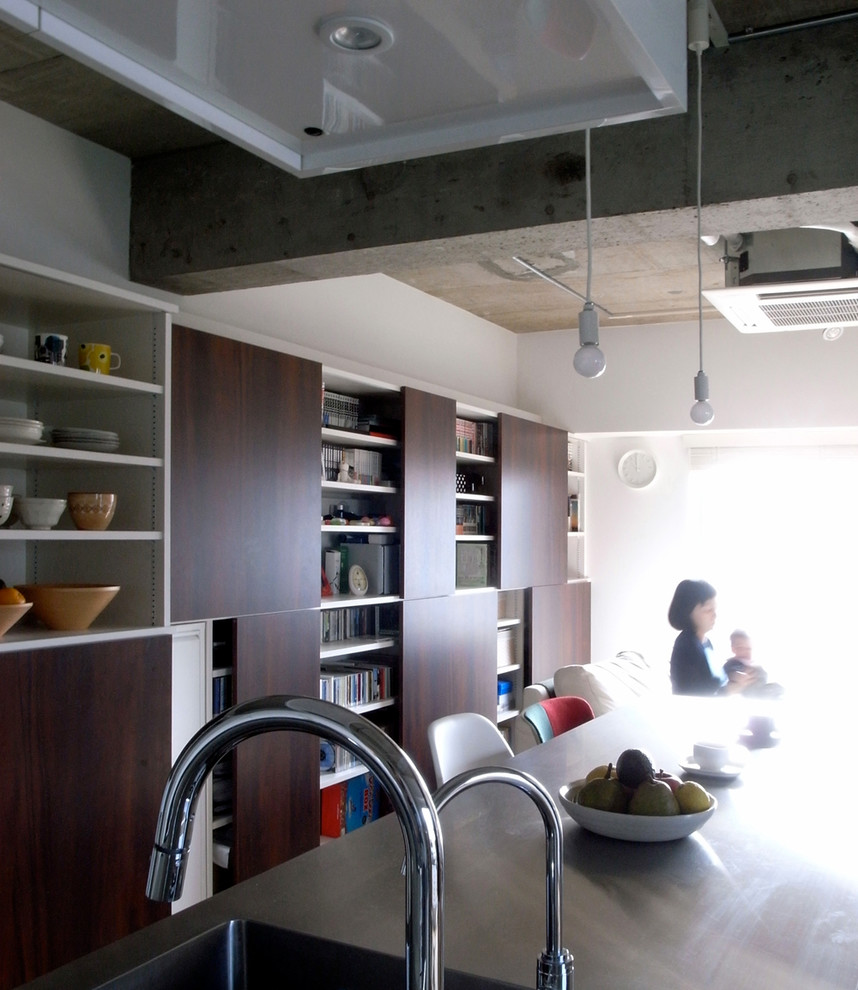 Idee per una sala da pranzo aperta verso il soggiorno industriale con pareti bianche, parquet chiaro e pavimento beige