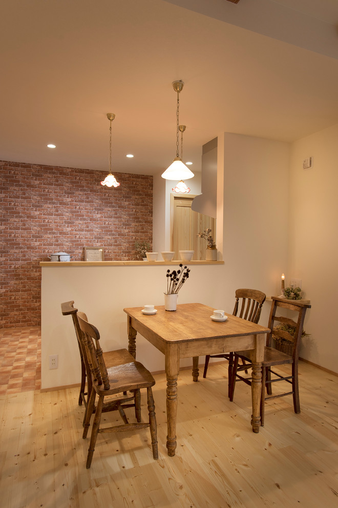 Foto de comedor de estilo de casa de campo abierto con paredes multicolor, suelo de madera clara y suelo marrón