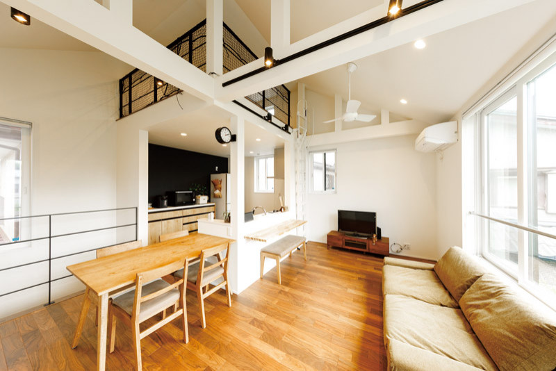 Imagen de comedor minimalista pequeño abierto con paredes blancas, suelo de madera en tonos medios y suelo marrón