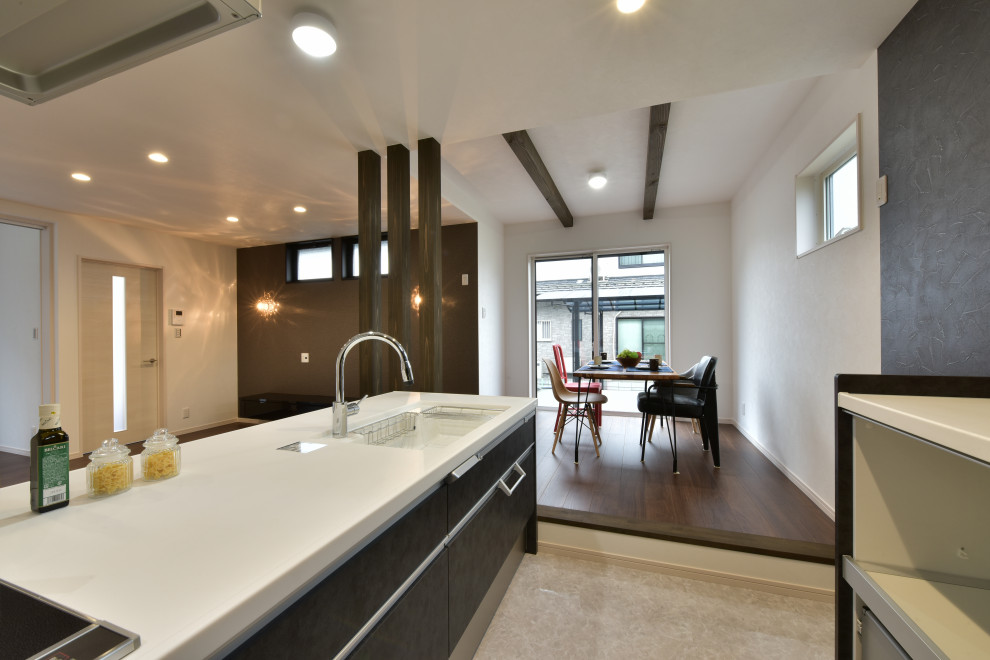 Mittelgroße Industrial Wohnküche mit weißer Wandfarbe, Vinylboden, grauem Boden, freigelegten Dachbalken und Tapetenwänden in Sonstige