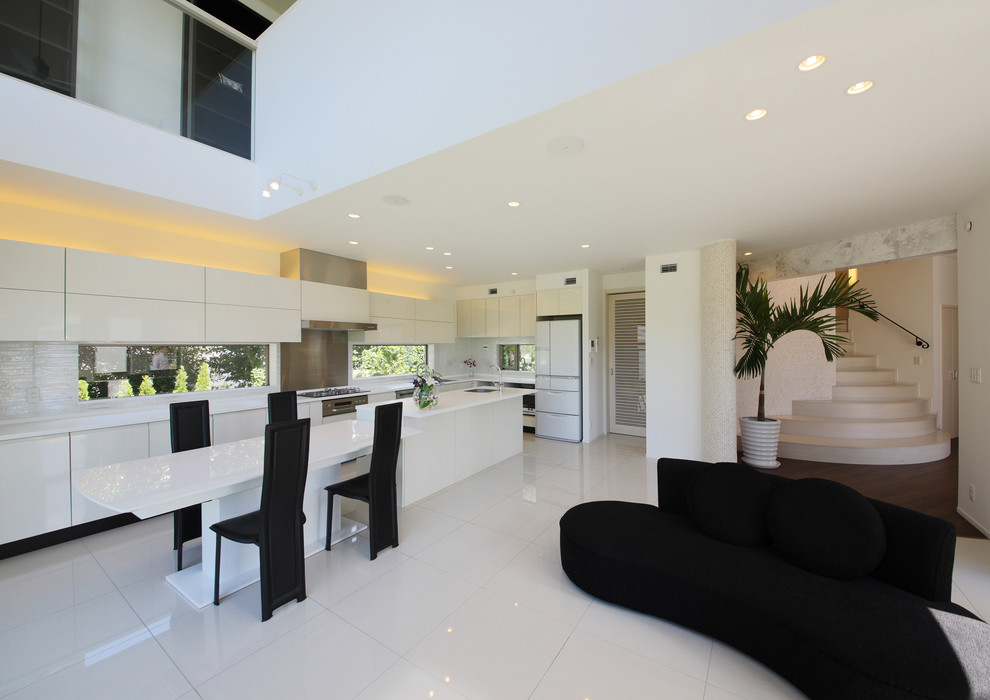 Immagine di una sala da pranzo aperta verso il soggiorno design con pareti bianche, pavimento in marmo e pavimento bianco