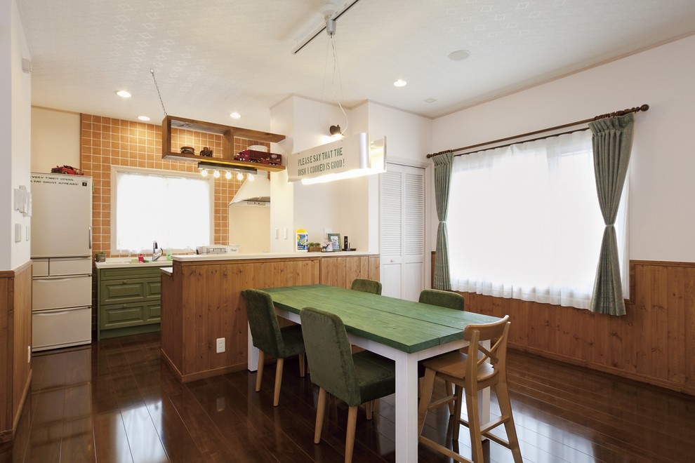 Offenes Retro Esszimmer mit weißer Wandfarbe, dunklem Holzboden und braunem Boden in Tokio Peripherie