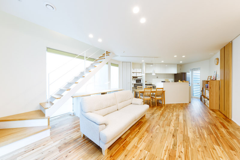 Offenes, Mittelgroßes Modernes Esszimmer mit weißer Wandfarbe, braunem Holzboden, braunem Boden, Tapetendecke und Tapetenwänden in Tokio Peripherie
