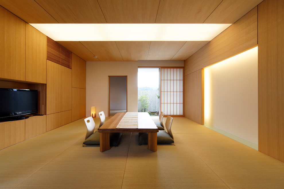 Cette photo montre une salle à manger asiatique fermée avec un mur blanc.