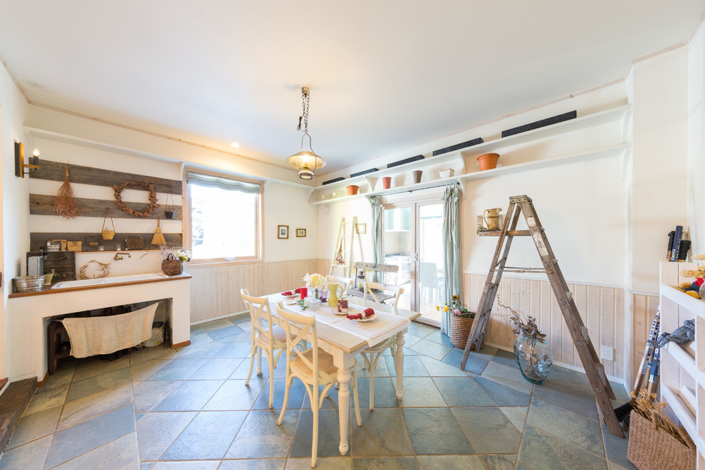 Источник вдохновения для домашнего уюта: кухня-столовая в стиле кантри с белыми стенами