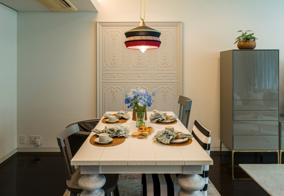 Idee per una sala da pranzo aperta verso il soggiorno mediterranea con pareti bianche