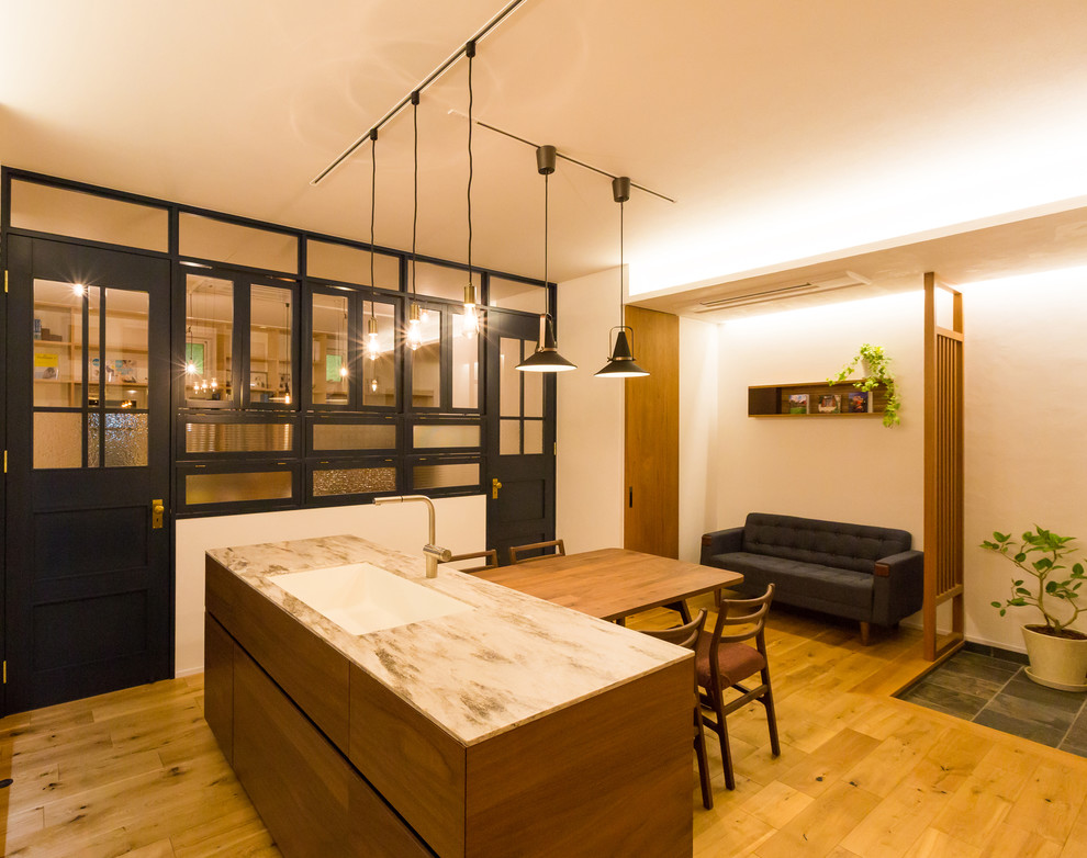 Ispirazione per una sala da pranzo design con pareti bianche e pavimento in legno massello medio