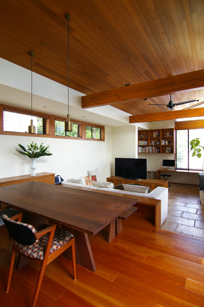 Diseño de comedor vintage con paredes blancas, suelo de madera en tonos medios y suelo marrón