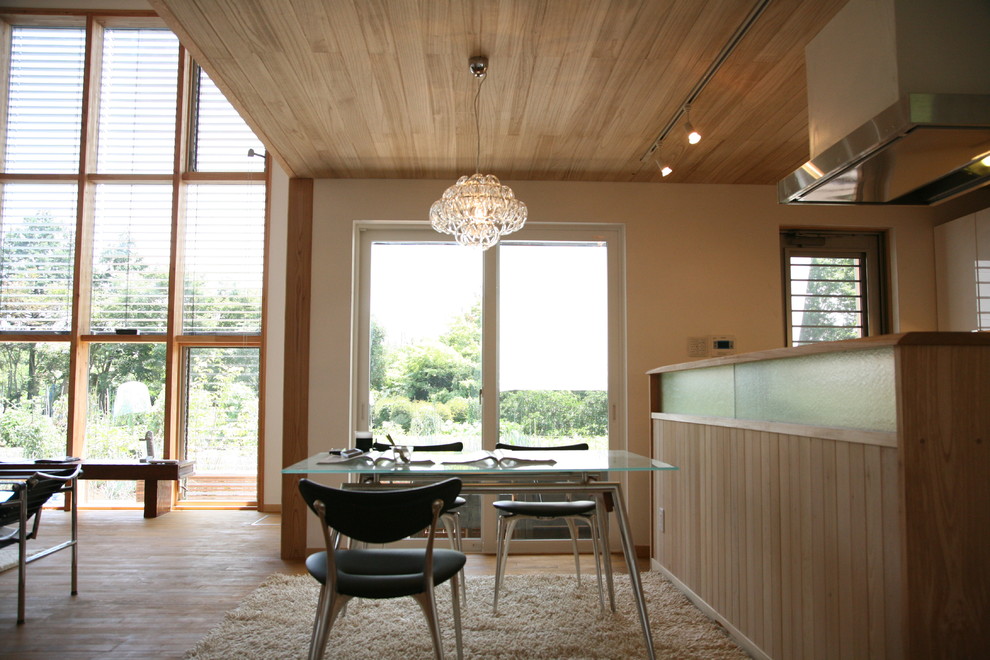 На фото: гостиная-столовая среднего размера в восточном стиле с белыми стенами, паркетным полом среднего тона и коричневым полом с