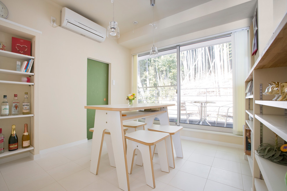 Esempio di una sala da pranzo aperta verso la cucina minimalista con pareti bianche, pavimento in gres porcellanato e pavimento bianco