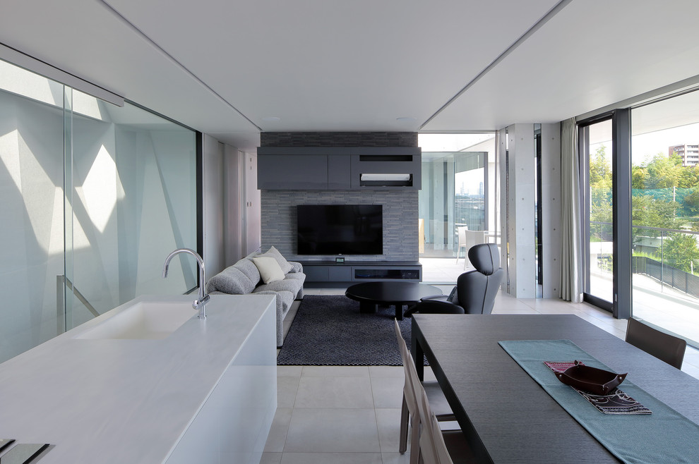Offenes Modernes Esszimmer mit weißer Wandfarbe und grauem Boden in Sonstige