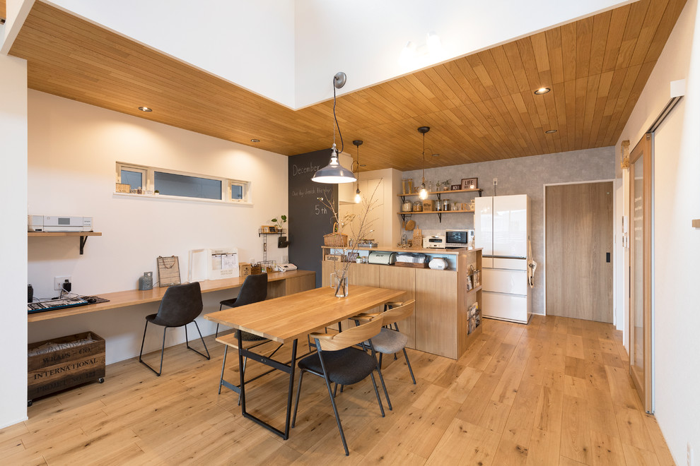 Exemple d'une salle à manger ouverte sur le salon scandinave avec un mur multicolore, un sol en bois brun et un sol marron.