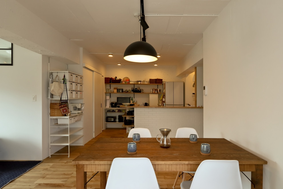 Imagen de comedor contemporáneo pequeño abierto con paredes blancas, suelo de madera en tonos medios, suelo beige y machihembrado