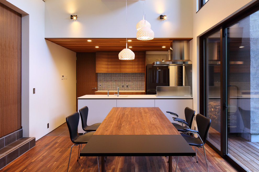 Cette image montre une salle à manger ouverte sur le salon minimaliste de taille moyenne avec un sol en carrelage de céramique et un sol gris.