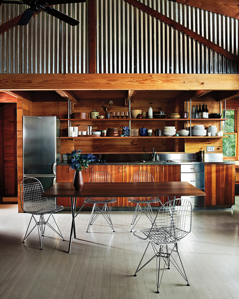 На фото: столовая в стиле ретро с коричневыми стенами и деревянным полом без камина